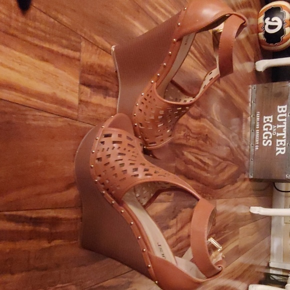Brown wedges with the gold - Picture 4 of 5